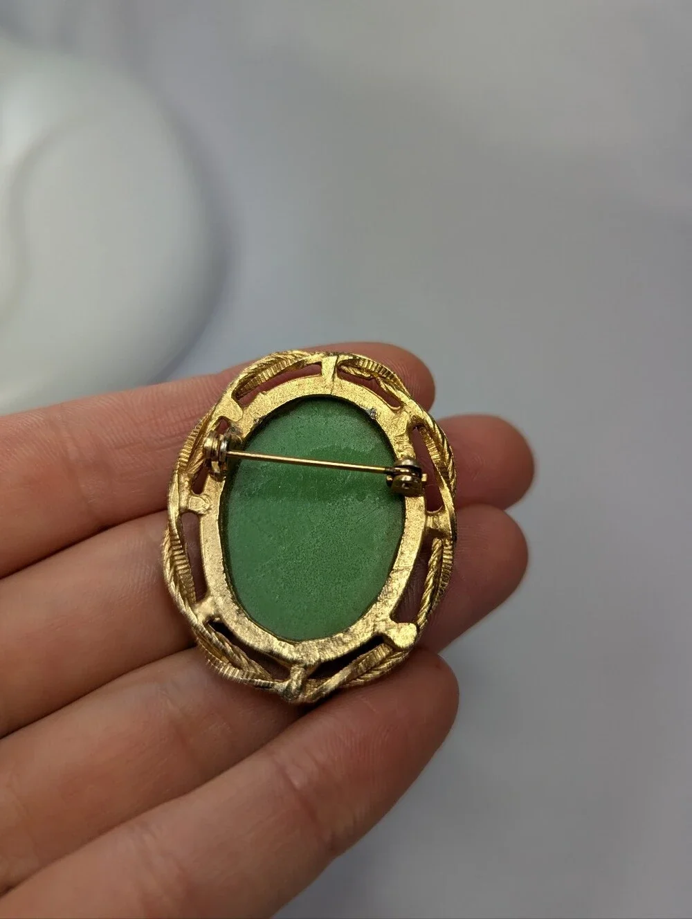 Vintage-Inspired Green Cameo Brooch with Gold Frame - Picture 4 of 6